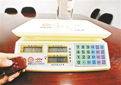 遙控特制電子秤賣米的方法騙得金錢，作案工具電子秤予以沒收。(圖1)